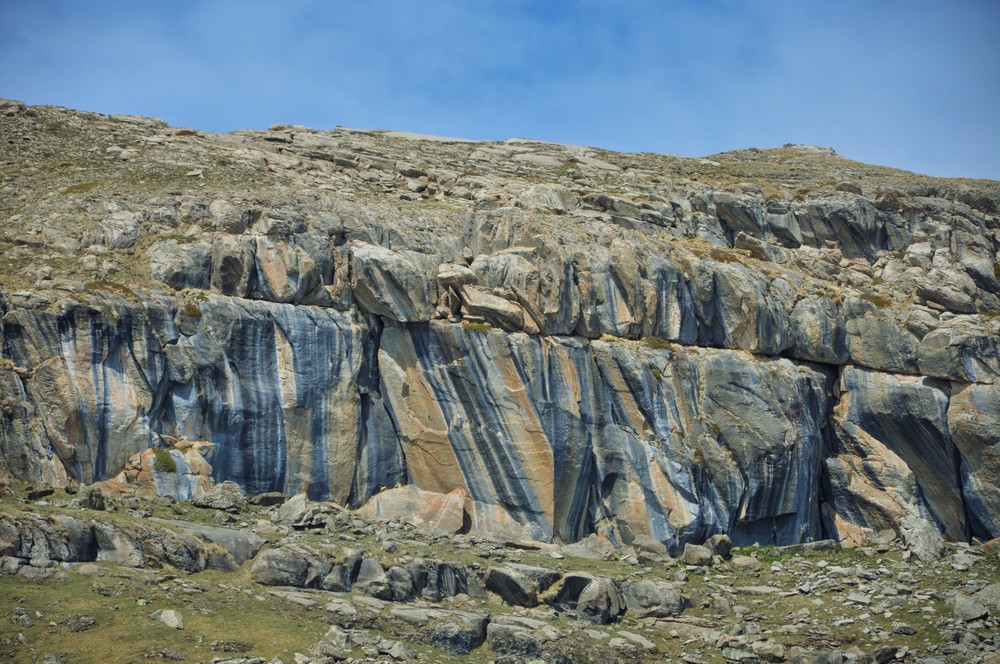 falaise multicolore au Tourond